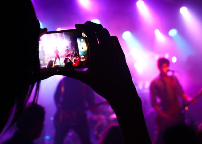 VRと3D音響で完全再現した迫力のライブ体験をしている様子