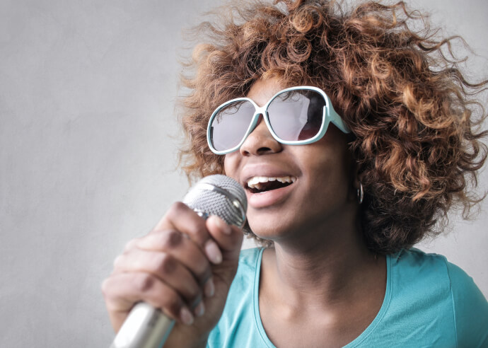 ソロアーティストが歌っている様子